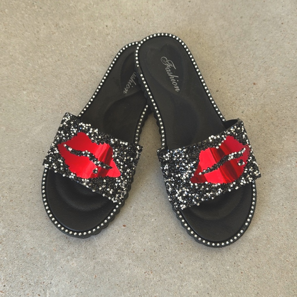 Kiss Me slides 💋 rhinestone detail size 8